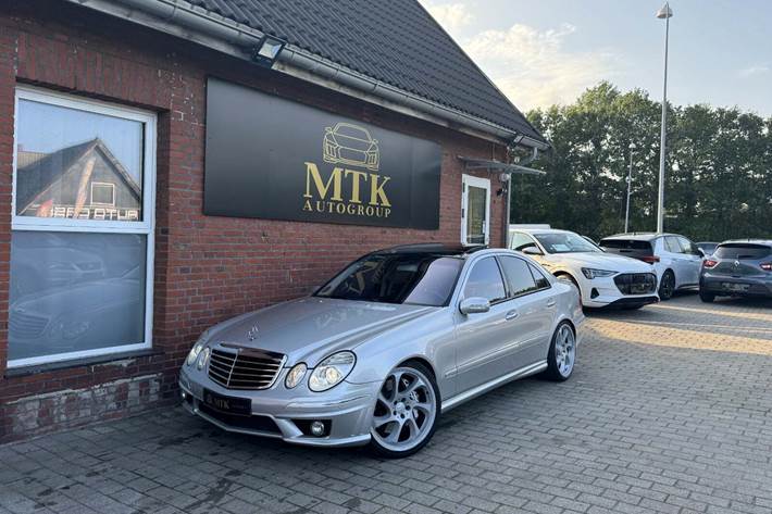 Sølv Mercedes E55 fra 2004 set udefra
