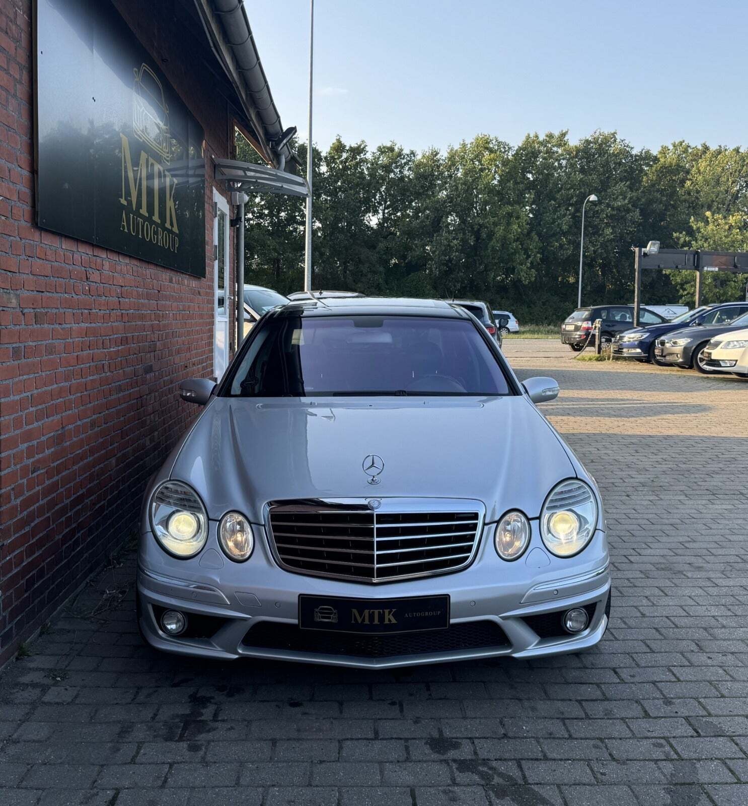 Sølv Mercedes E55 fra 2004 set udefra