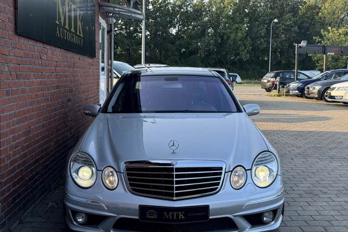 Sølv Mercedes E55 fra 2004 set udefra