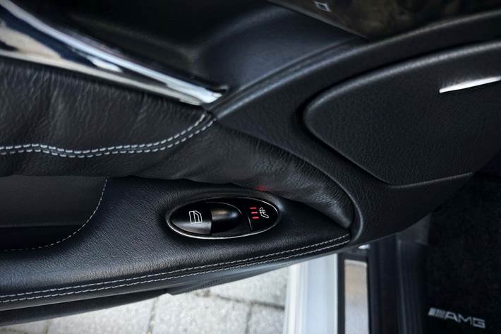 Sølv Mercedes E55 fra 2004 set indefra