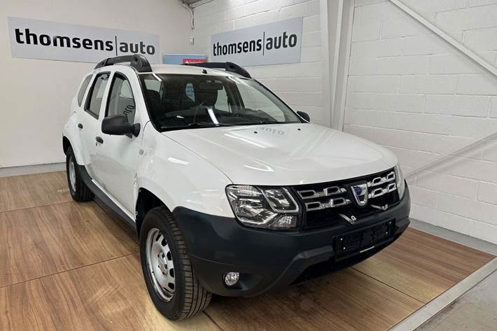 Hvid Dacia Duster fra 2016 set udefra