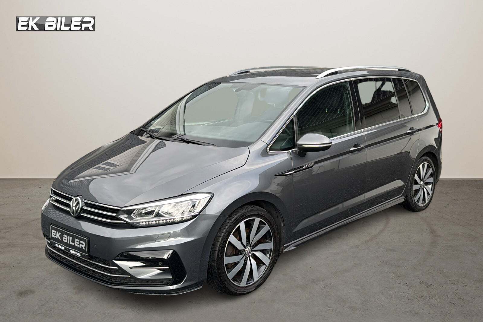 Grå VW Touran fra 2018 set udefra