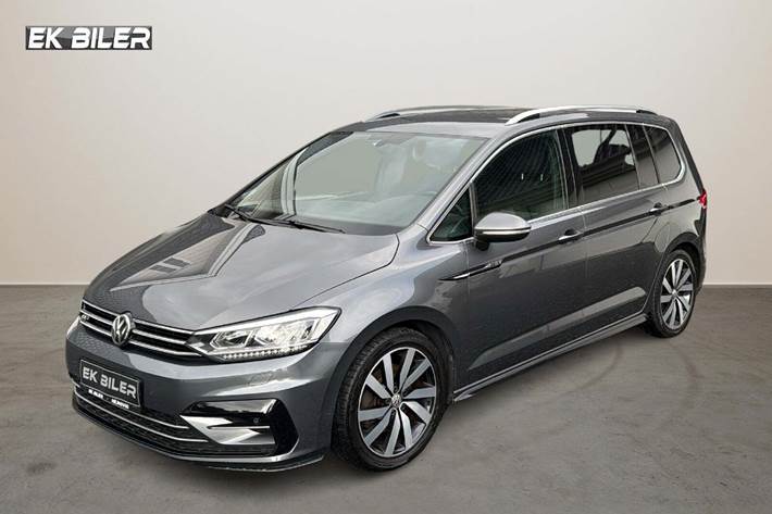 Grå VW Touran fra 2018 set udefra