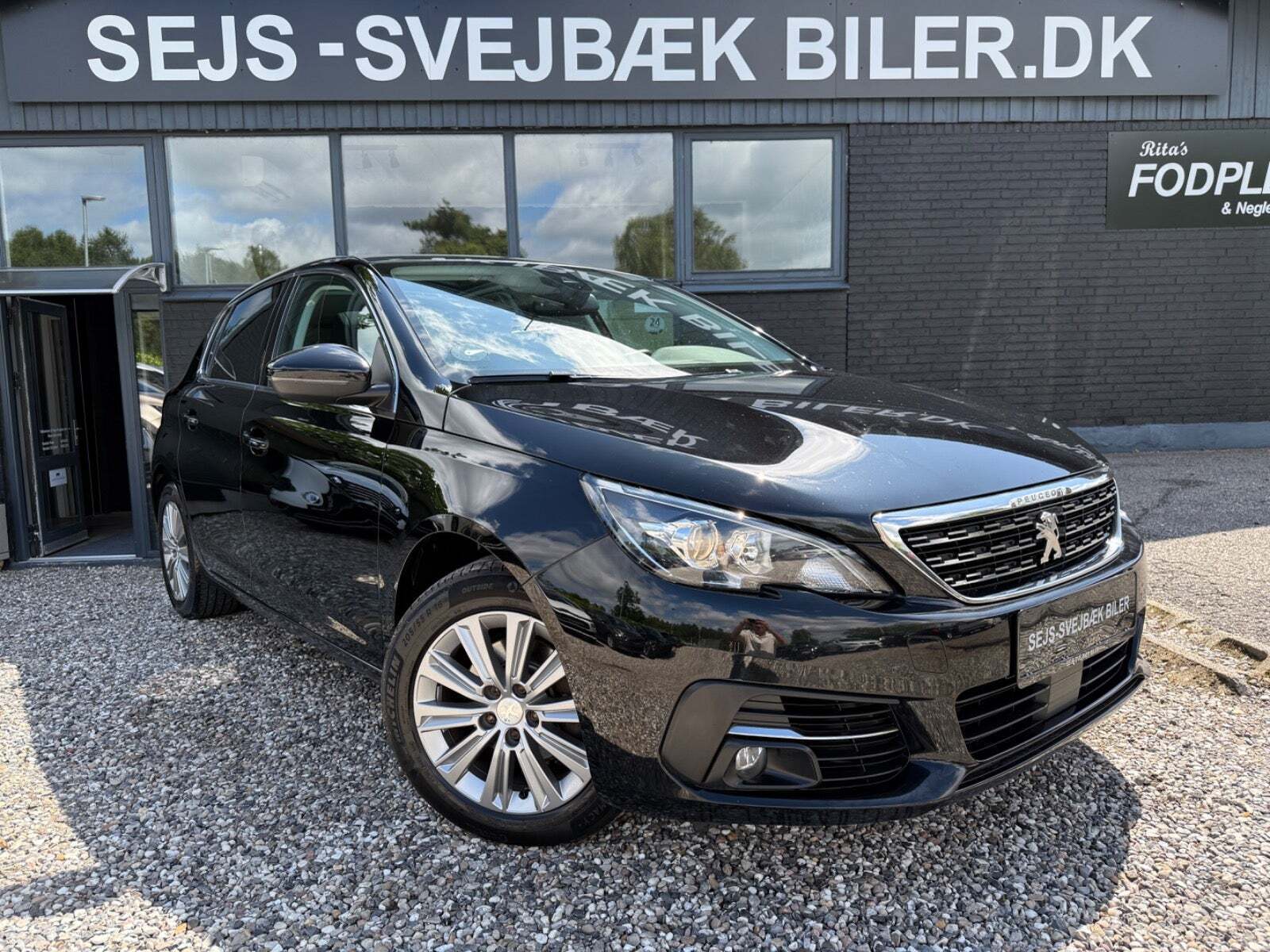 Sort Peugeot 308 fra 2020 set udefra