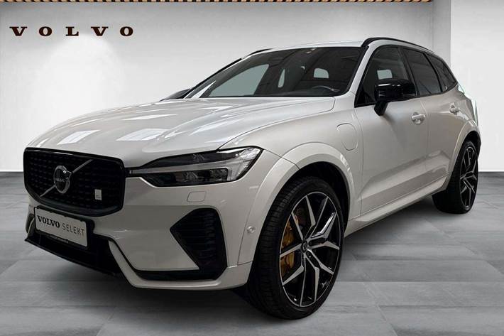 Hvid Volvo XC60 fra 2022 set udefra