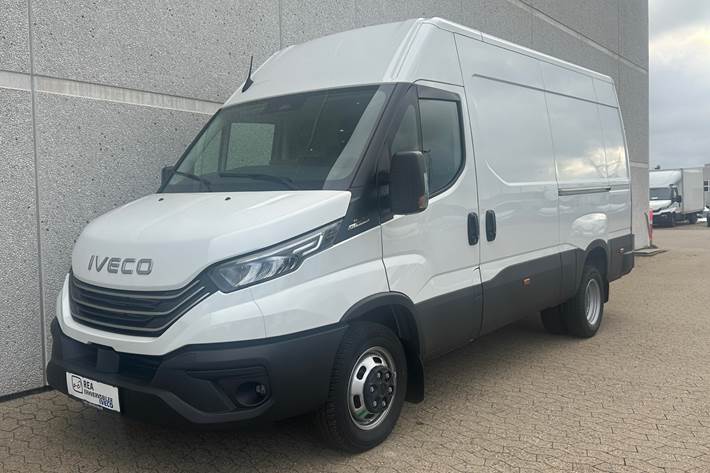 Hvid Iveco Daily fra 2025 set udefra