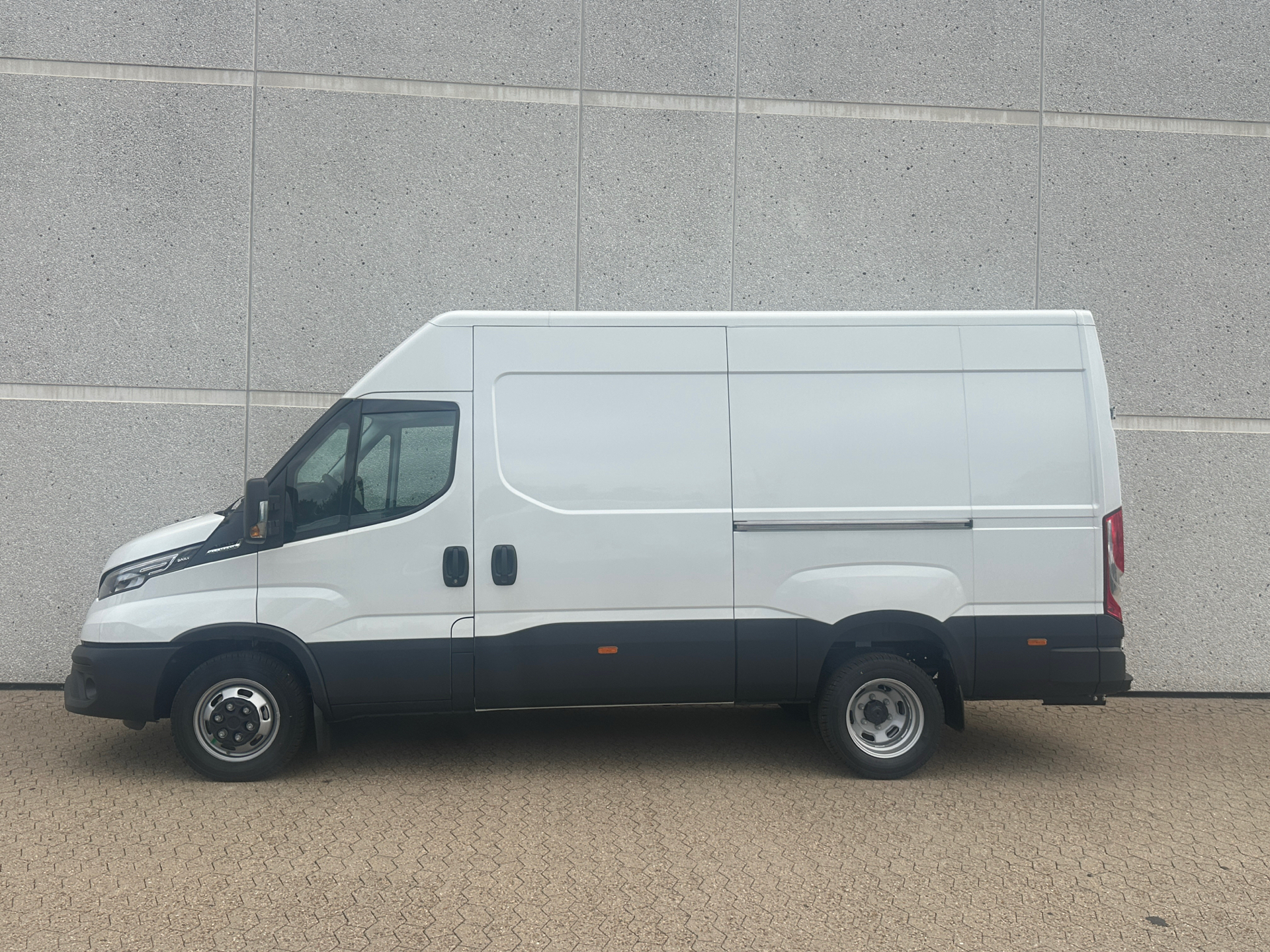 Iveco Daily 3,0 35C18 12m3 D Hi-Matic 180HK Van 8g Aut.