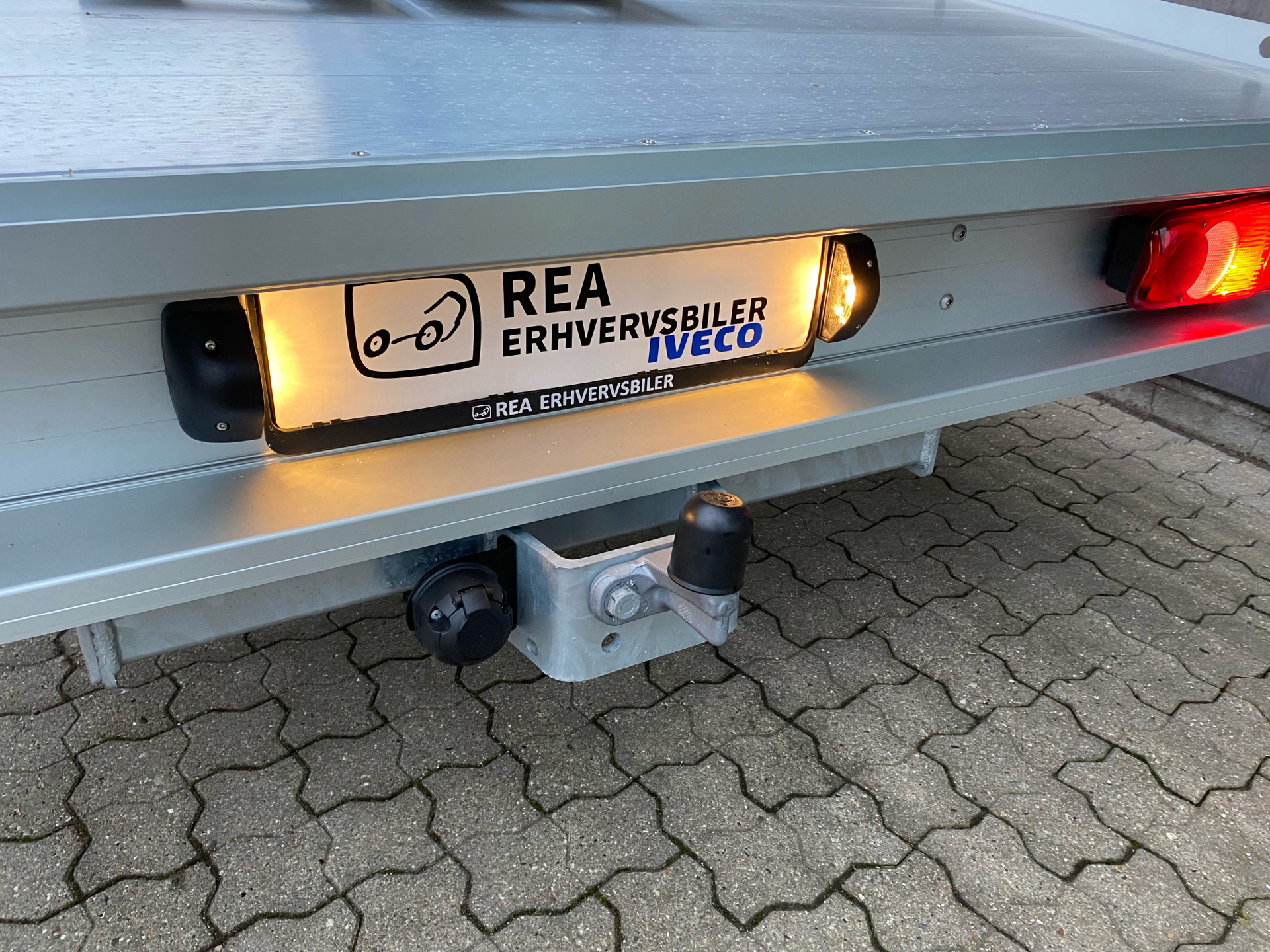 Hvid Renault Master fra 2023 set udefra