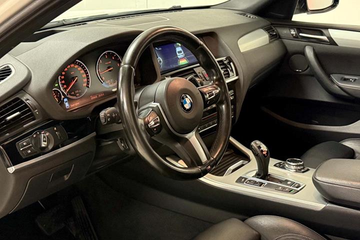 Sort BMW X4 fra 2015 set indefra