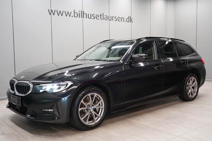 Sort BMW 330e fra 2021 set udefra