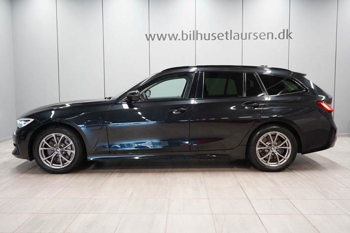 Sort BMW 330e fra 2021