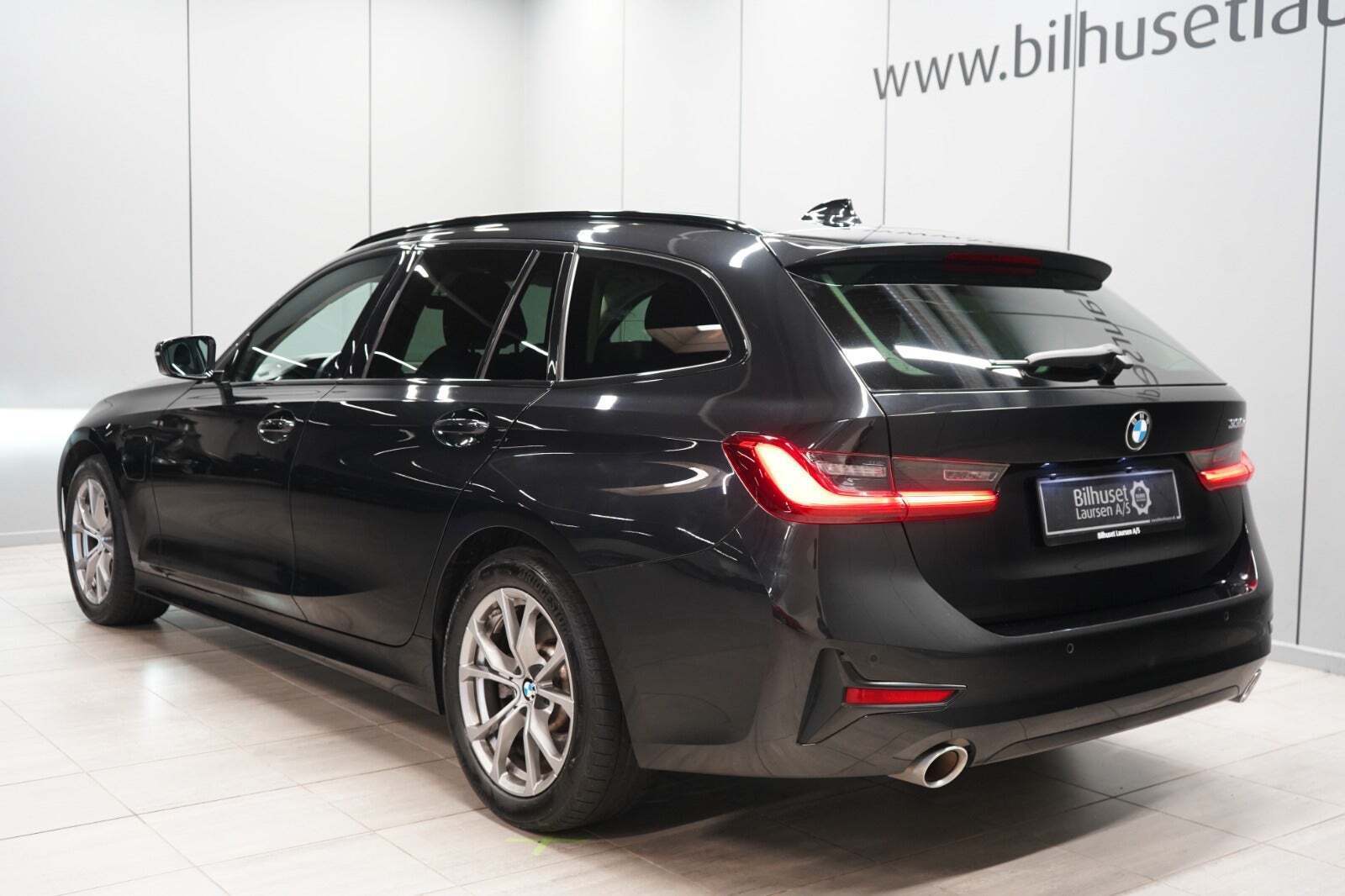 Sort BMW 330e fra 2021