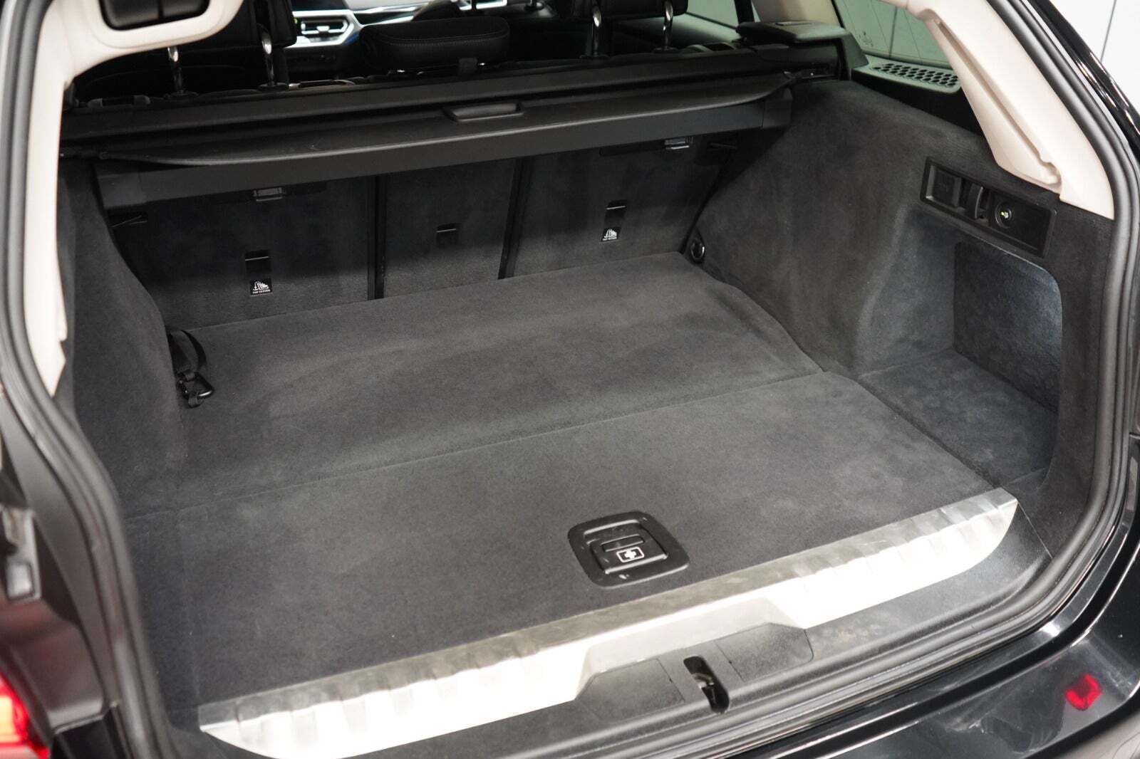 Sort BMW 330e fra 2021