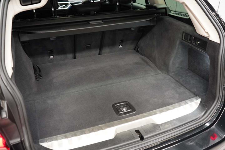 Sort BMW 330e fra 2021