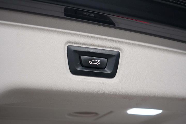 Sort BMW 330e fra 2021