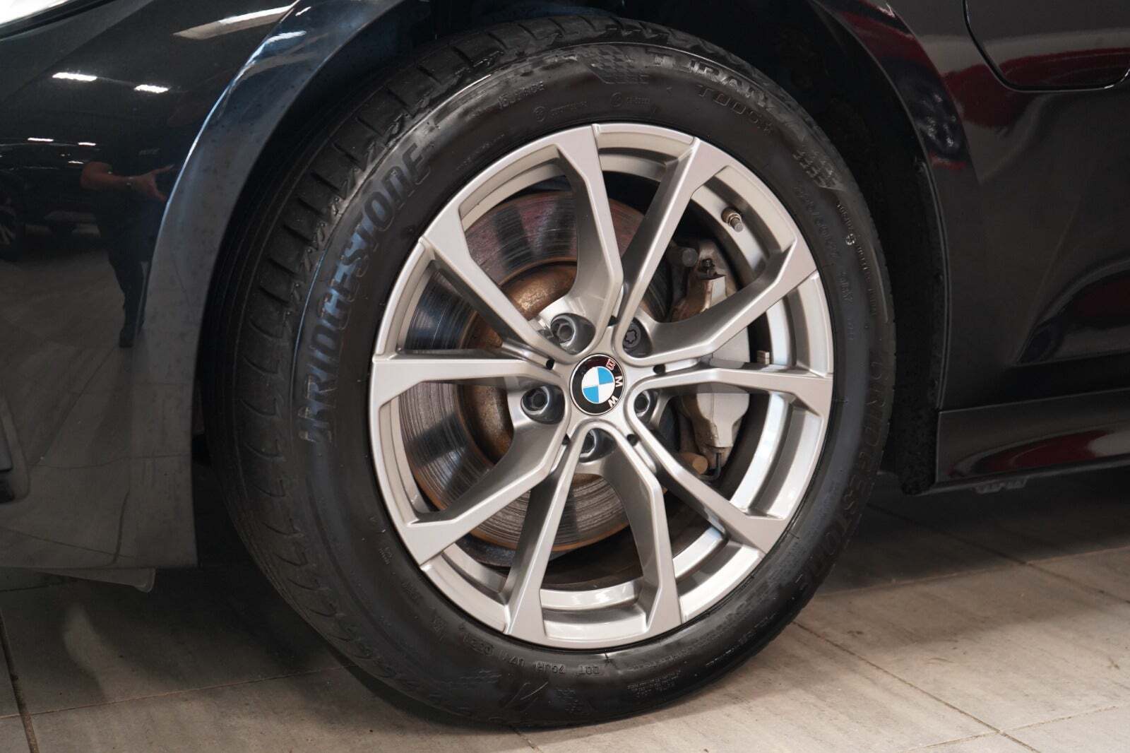 Sort BMW 330e fra 2021