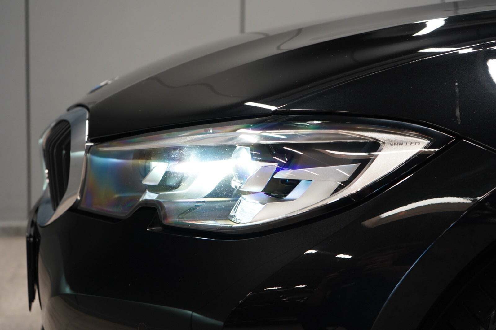 Sort BMW 330e fra 2021