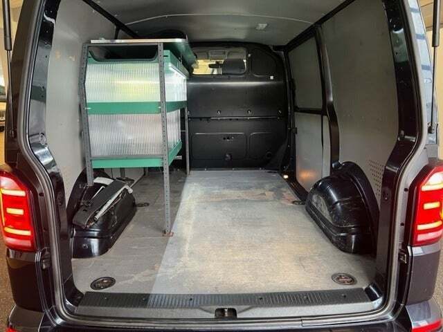 Sort VW Transporter fra 2017