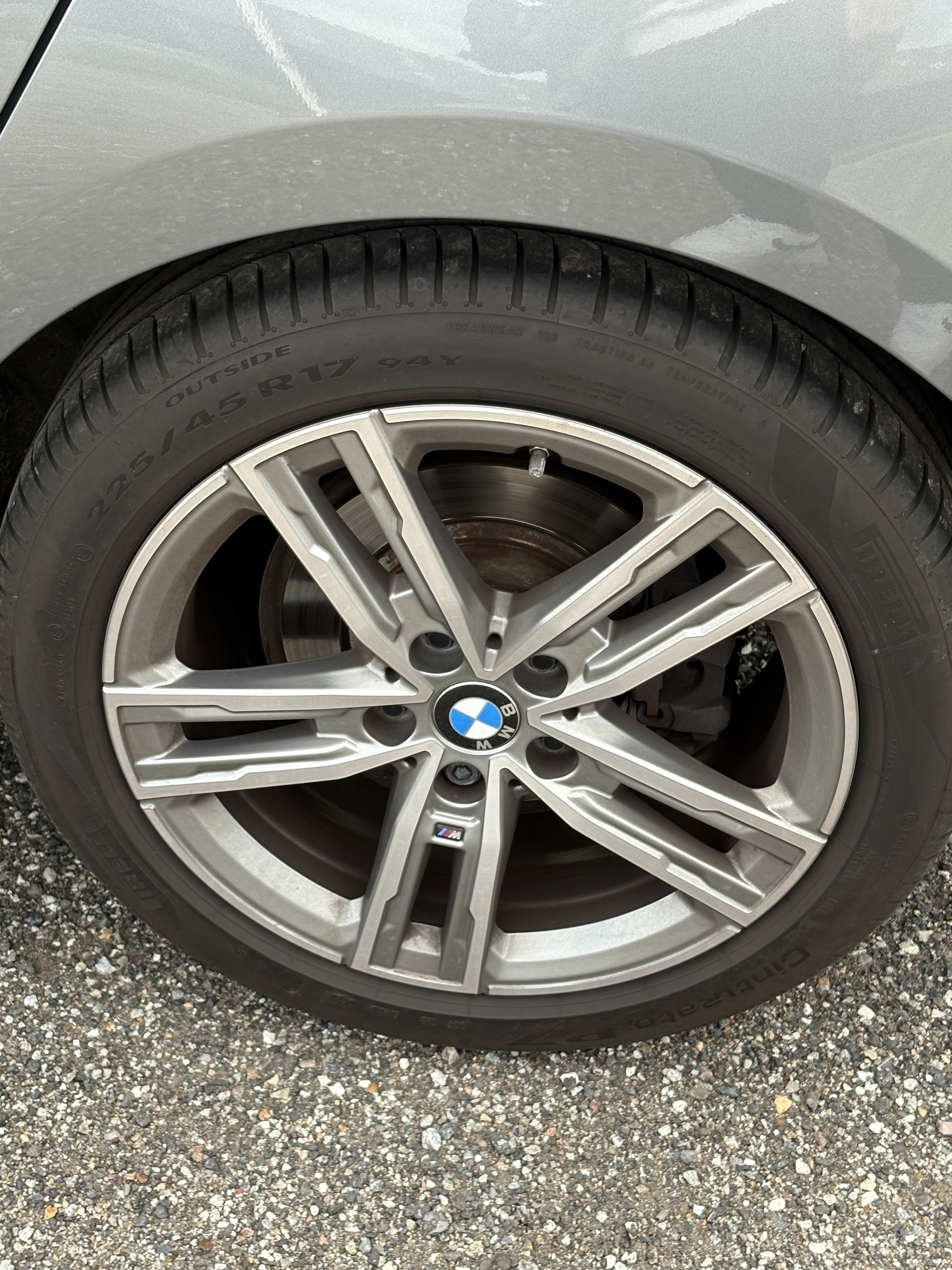 Grå BMW 118i fra 2024