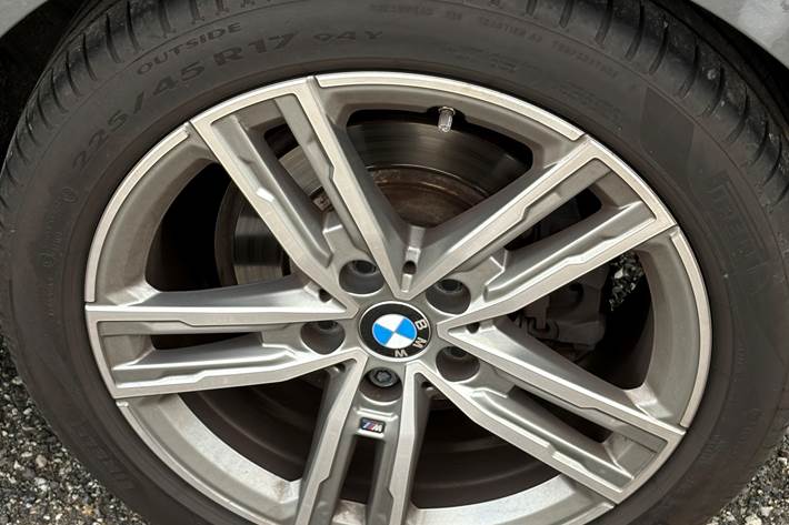 Grå BMW 118i fra 2024