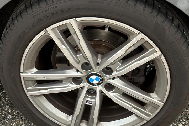 Grå BMW 118i fra 2024