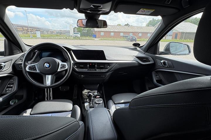 Grå BMW 118i fra 2024