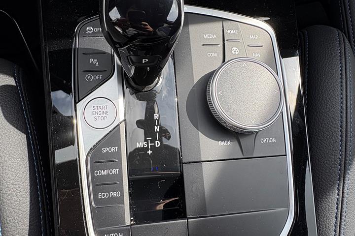 Grå BMW 118i fra 2024