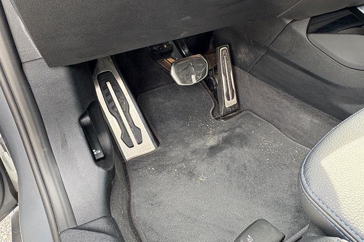 Grå BMW 118i fra 2024