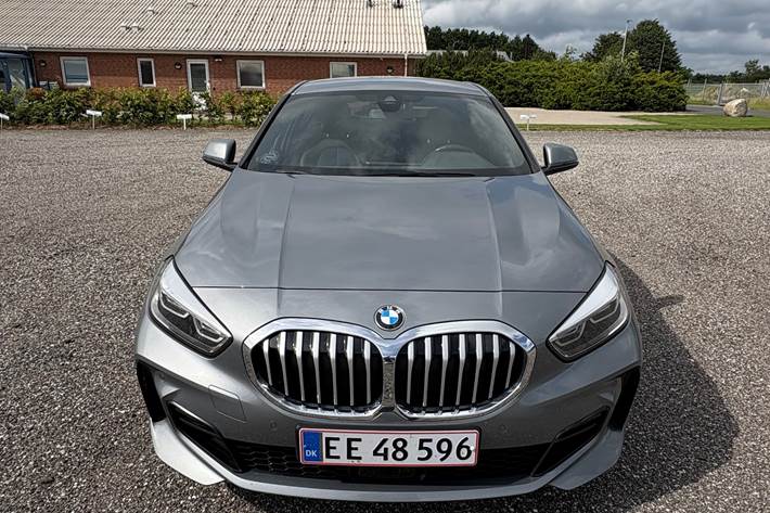 Grå BMW 118i fra 2024