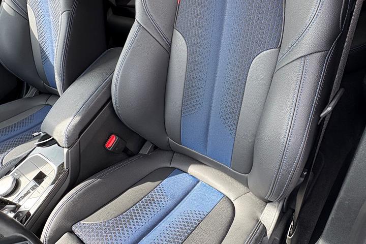 Grå BMW 118i fra 2024