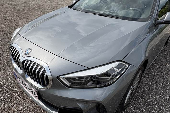 Grå BMW 118i fra 2024