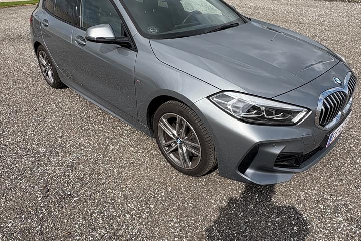 Grå BMW 118i fra 2024