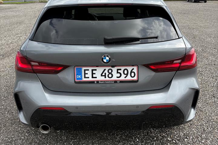 Grå BMW 118i fra 2024