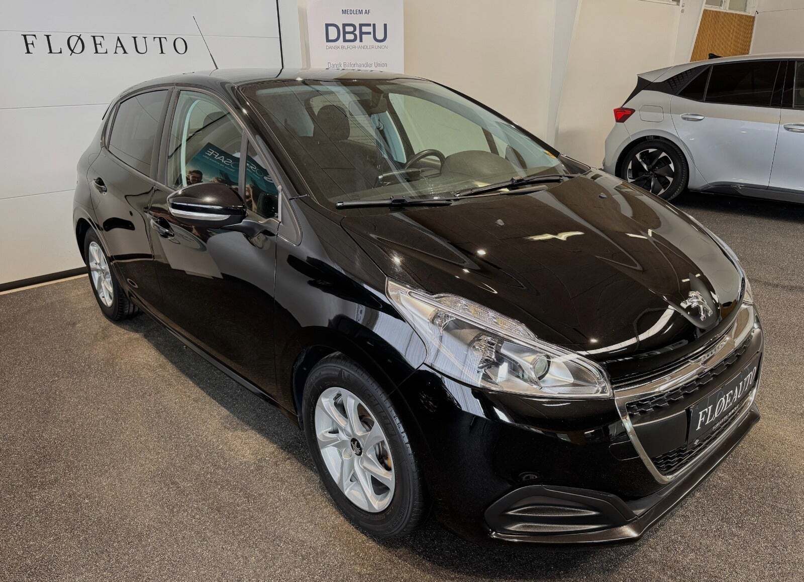 Sort Peugeot 208 fra 2017 set udefra