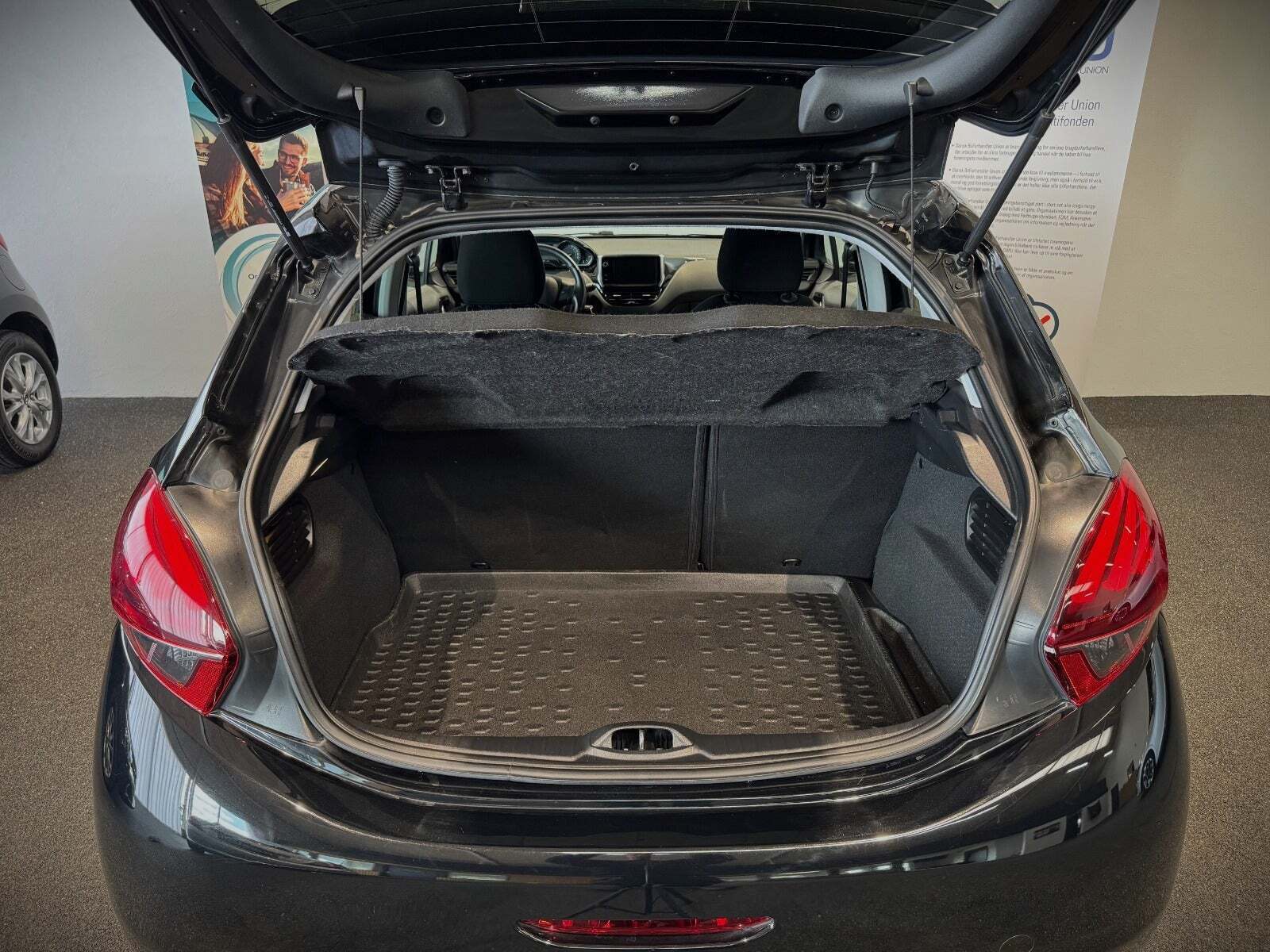 Sort Peugeot 208 fra 2017