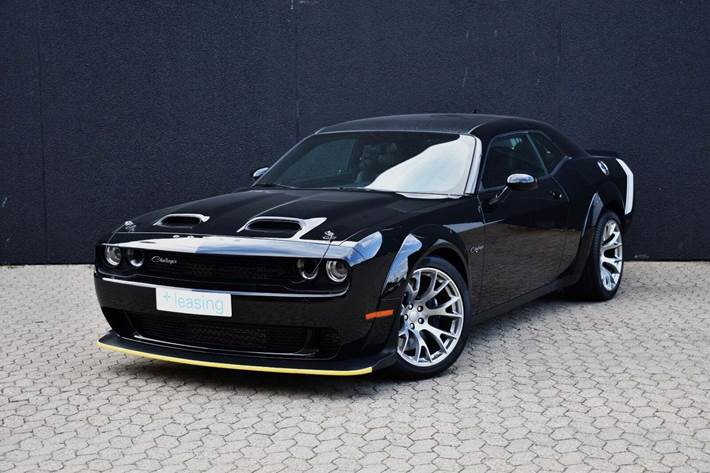 Sort Dodge Challenger fra 2024 set udefra