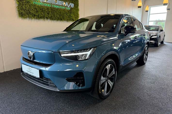 Sort Volvo C40 fra 2023 set udefra