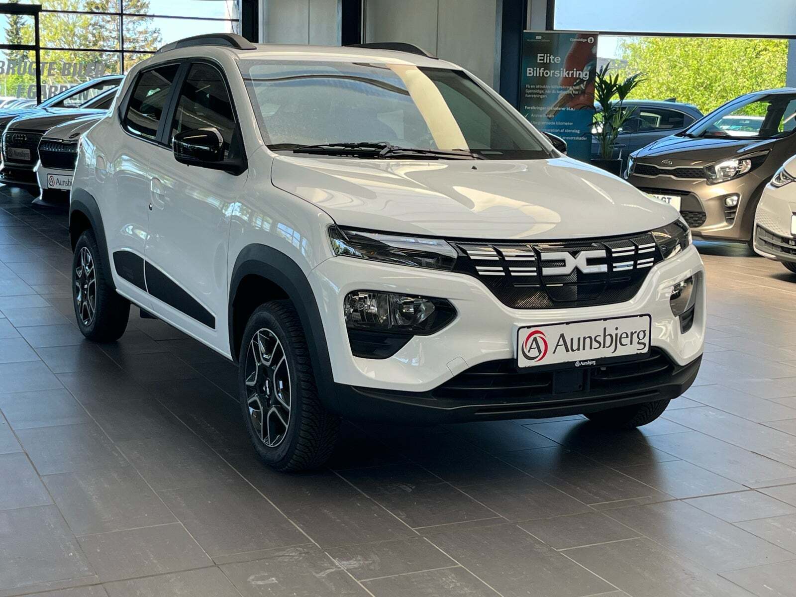 Hvid Dacia Spring fra 2023 set udefra