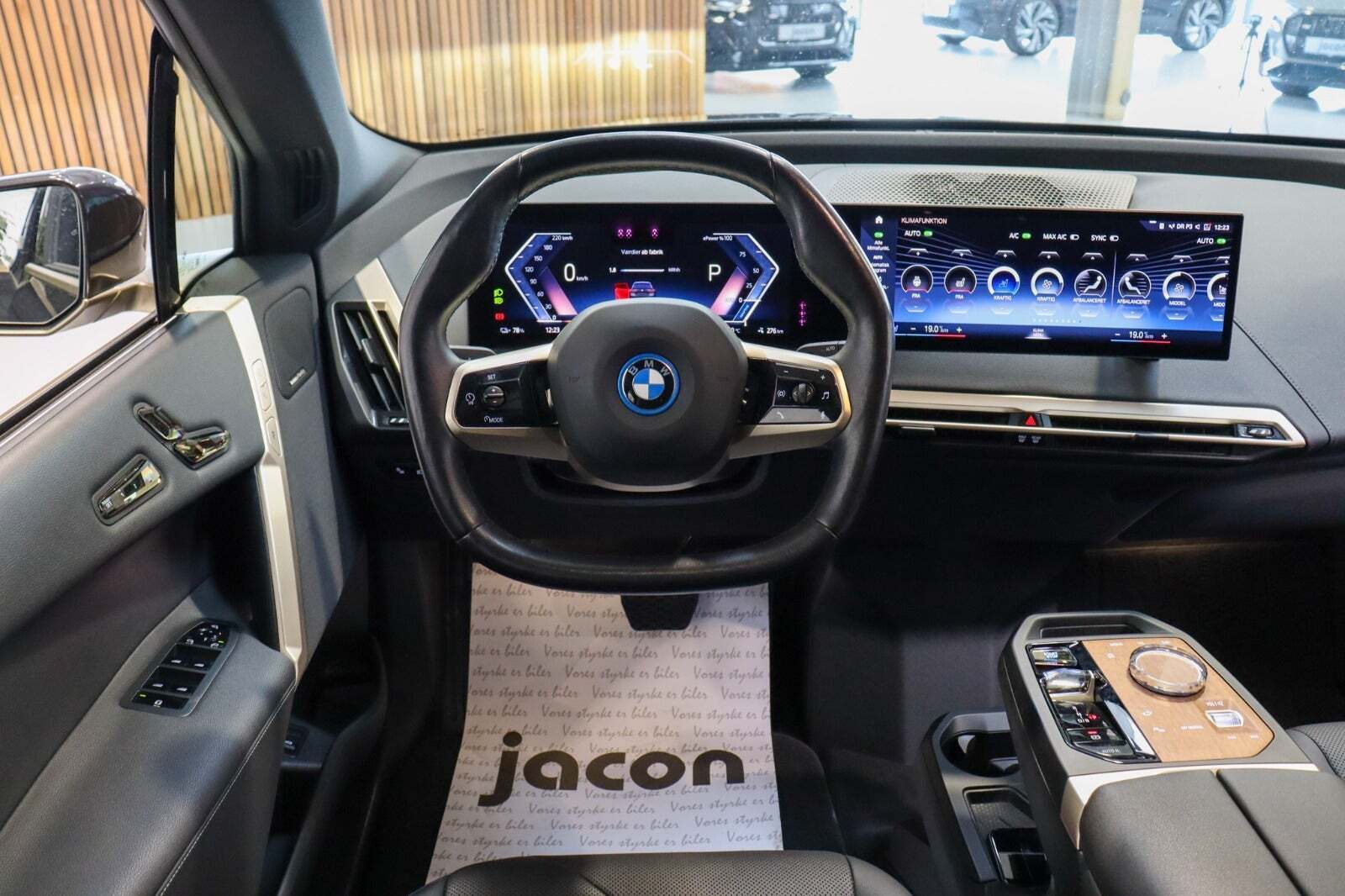 Grå BMW iX fra 2022