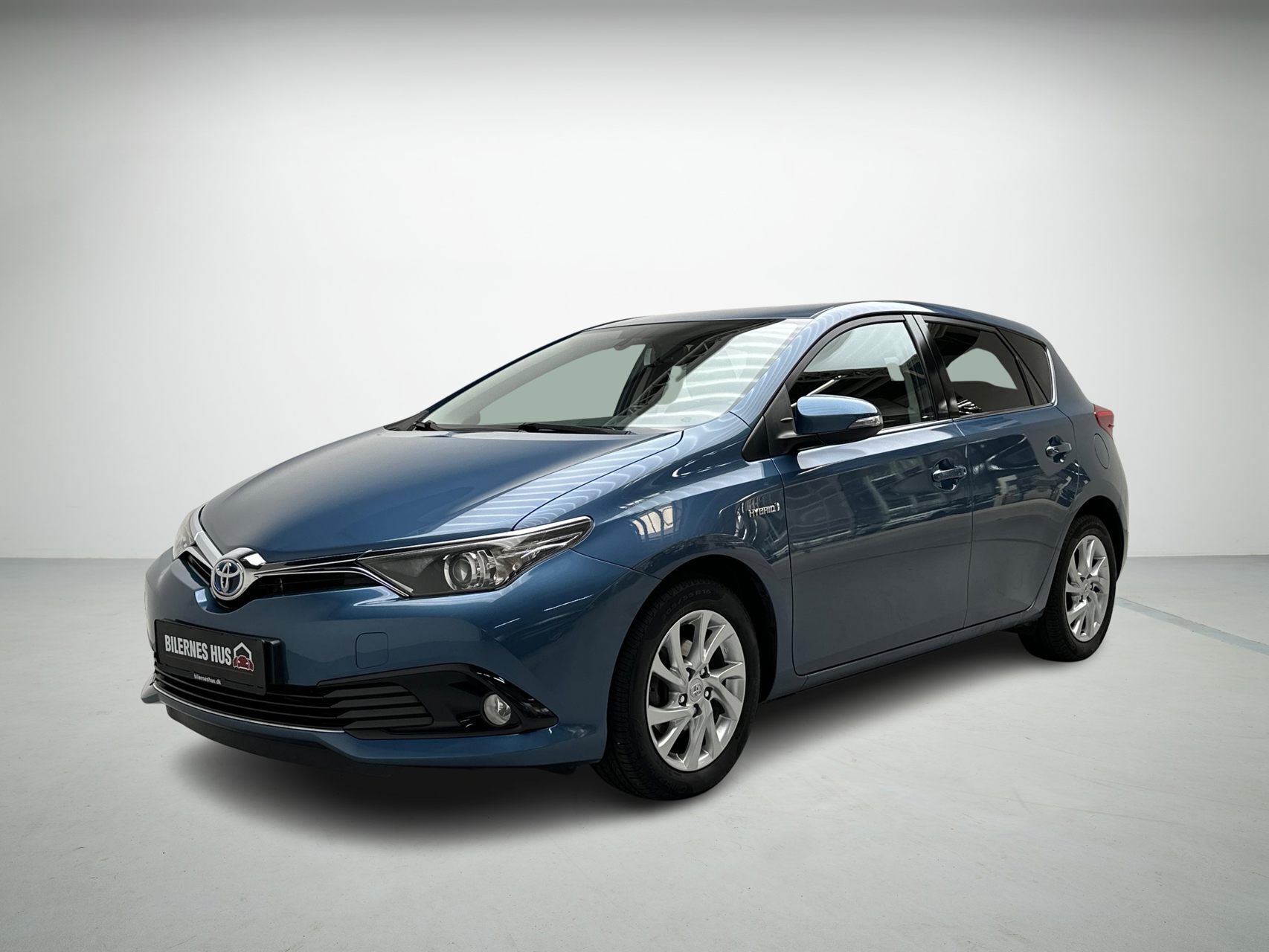 Blå Toyota Auris fra 2016 set udefra