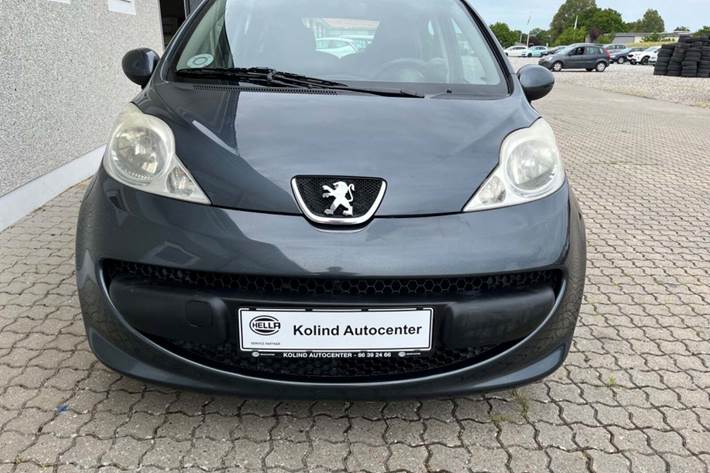 Grå Peugeot 107 fra 2008