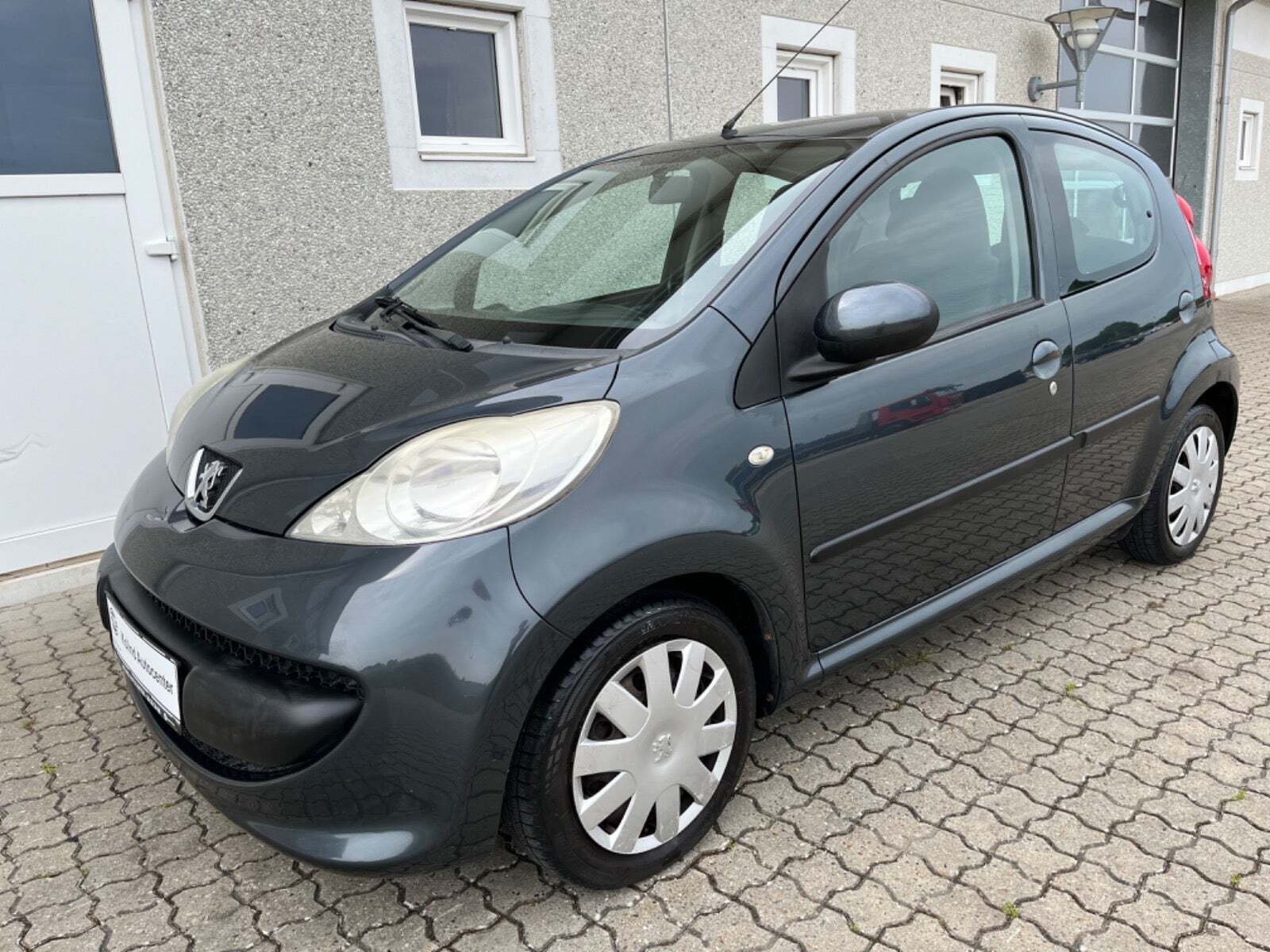 Grå Peugeot 107 fra 2008