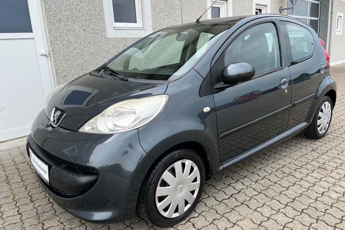 Grå Peugeot 107 fra 2008