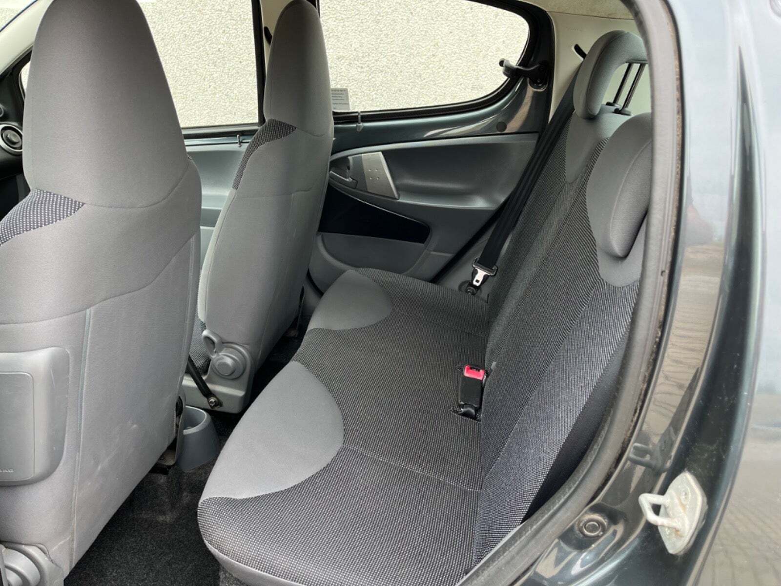 Grå Peugeot 107 fra 2008