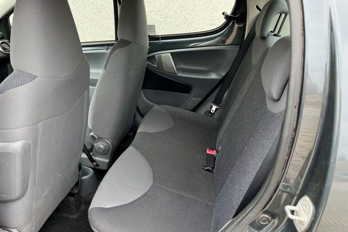 Grå Peugeot 107 fra 2008