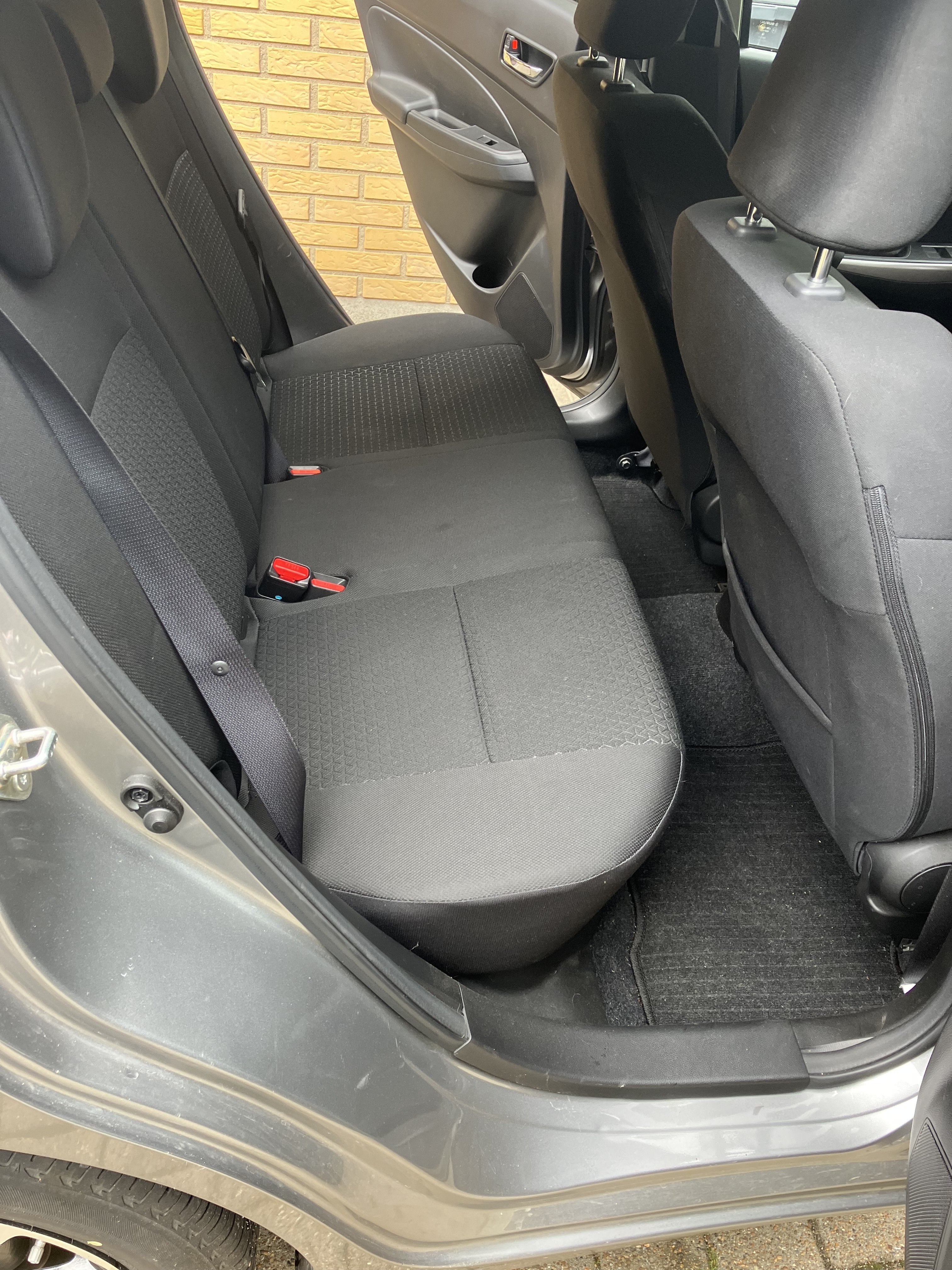 Grå Suzuki Swift fra 2023