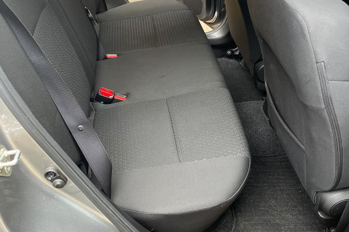 Grå Suzuki Swift fra 2023