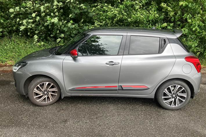 Grå Suzuki Swift fra 2023
