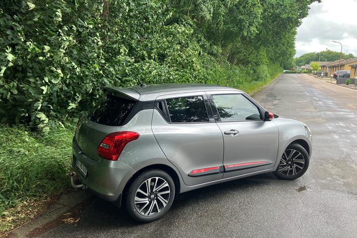 Grå Suzuki Swift fra 2023