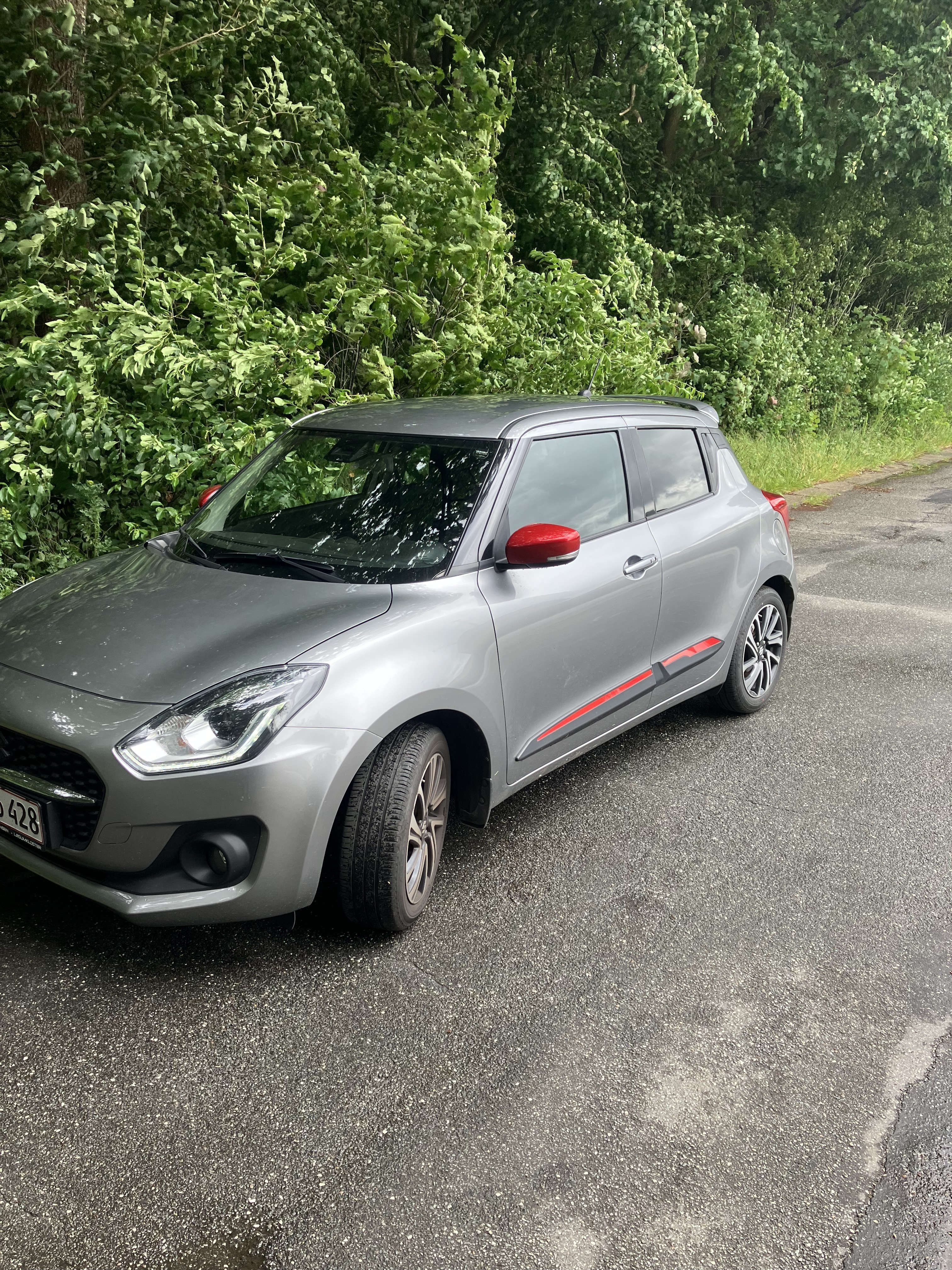 Grå Suzuki Swift fra 2023